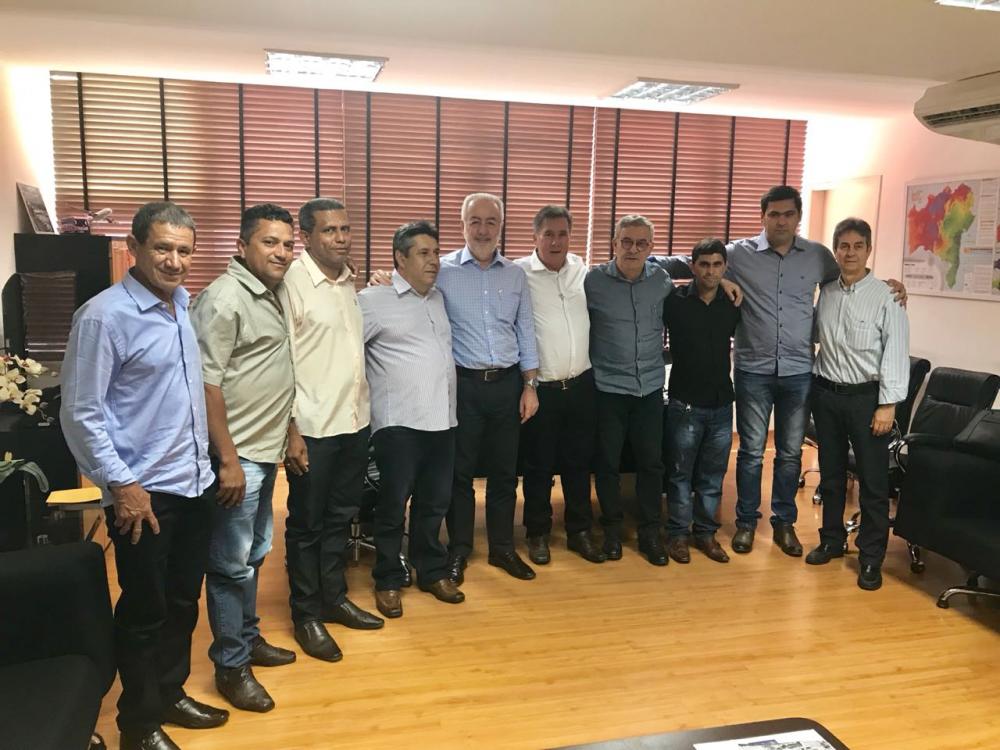 Lagoa Real: Waldenor acompanha andamento de recuperação da BA-940 com lideranças em Salvador 