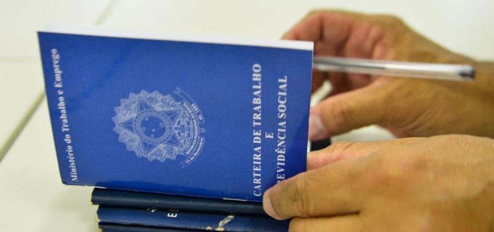 Governo prepara programa para desobrigar empresas a pagar impostos na contratação de jovens
