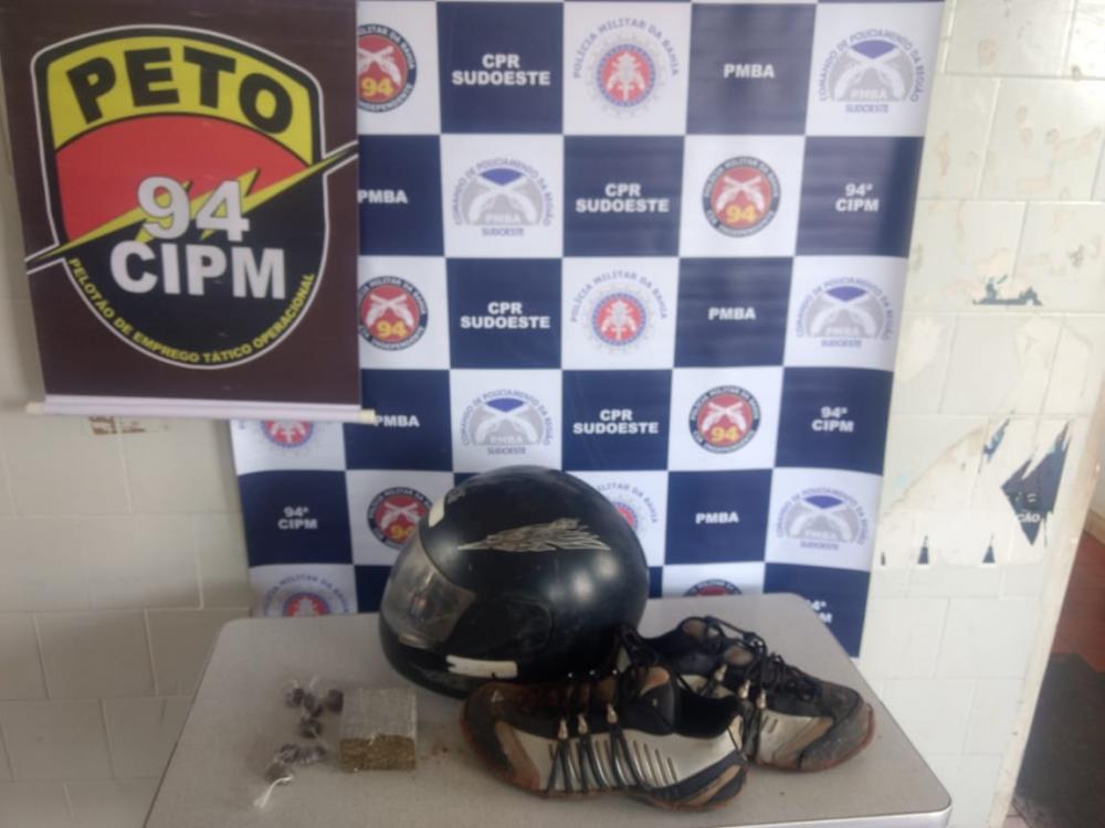 Dupla é presa suspeita de roubo e tráfico de drogas no bairro Ovídio Teixeira em Caetité