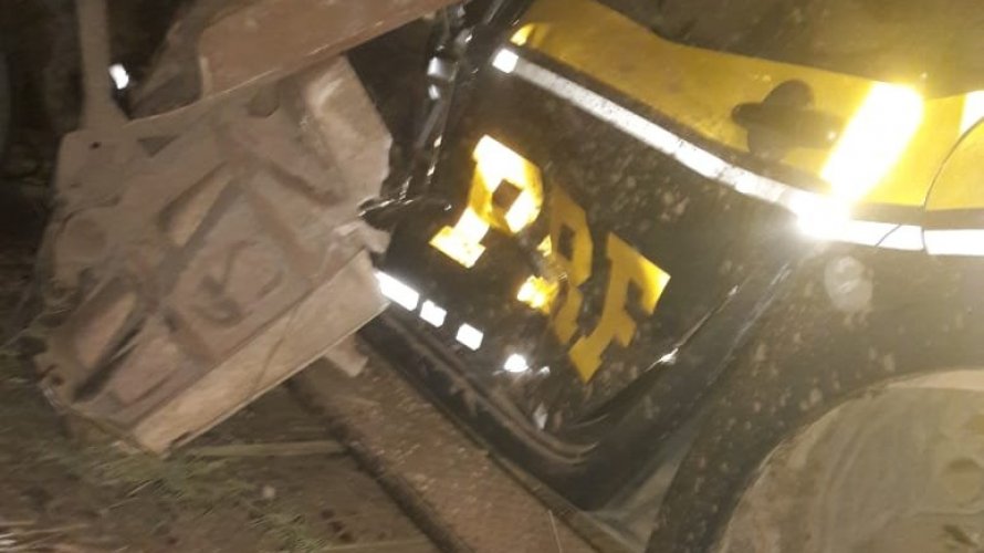 Oeste baiano: Dois morrem em acidente que envolveu carretas e viatura da PRF