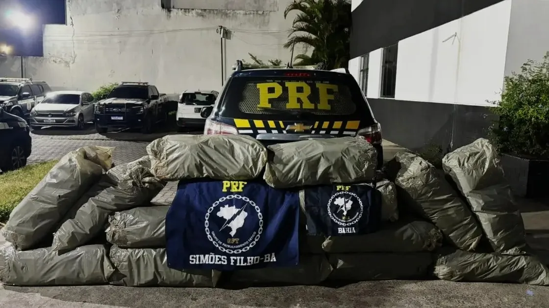 PRF apreende cerca de 96 kg de maconha em veículo na BR-324 em Feira de Santana