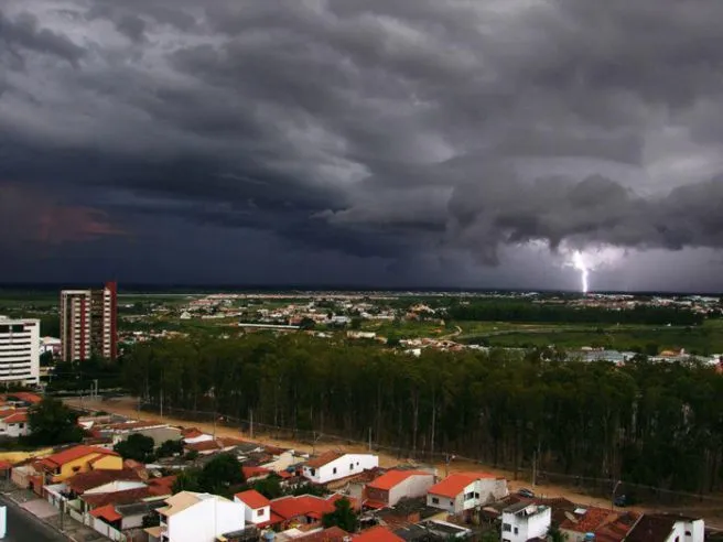 Inmet emite alerta de chuvas intensas para 54 cidades da Bahia
