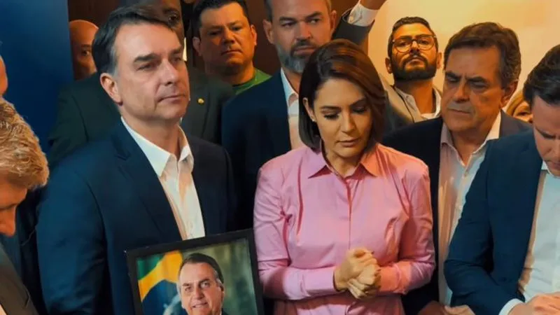 Michelle e Flávio Bolsonaro se reencontram após crise familiar e gravam programa eleitoral