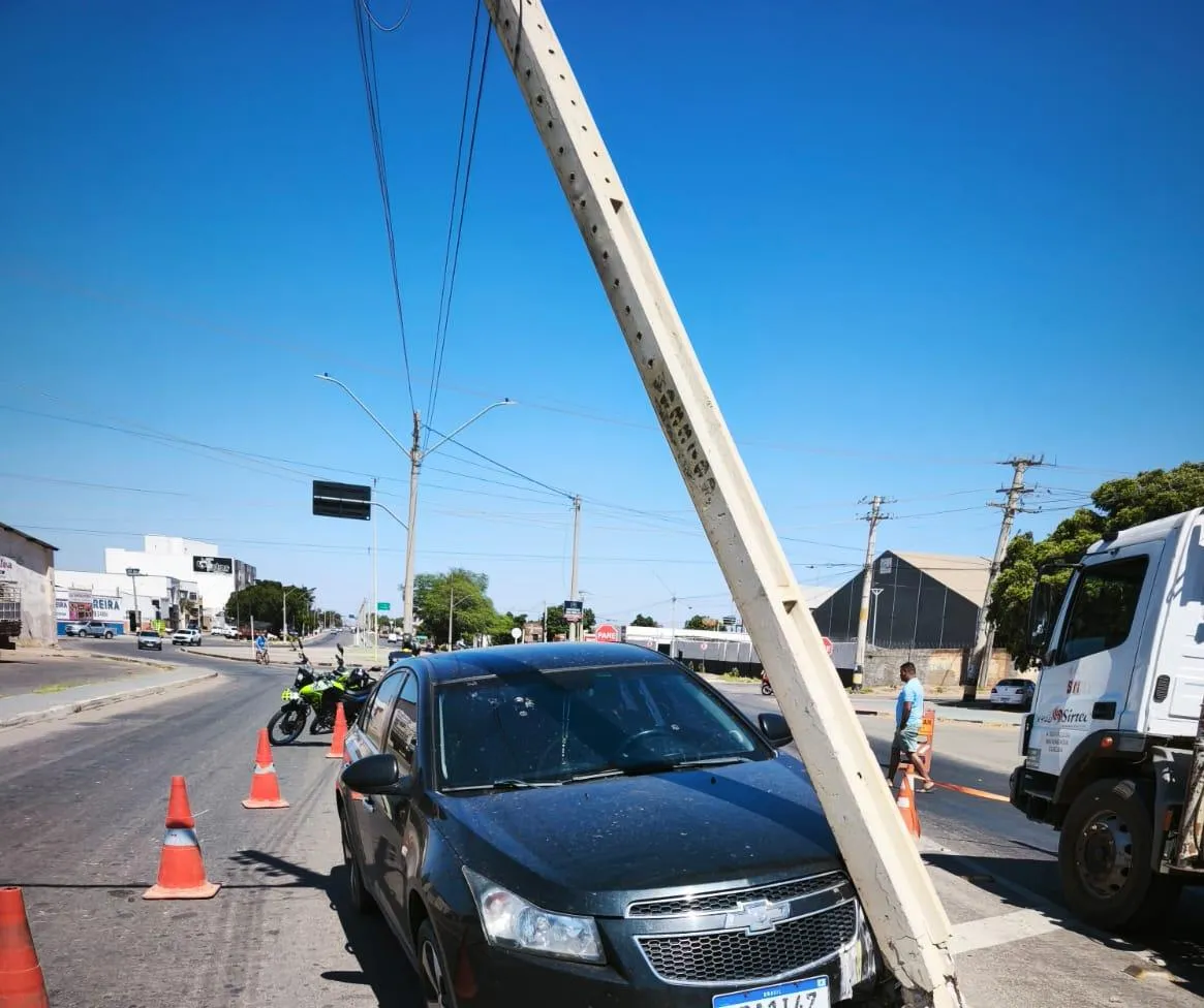 Condutora perde controle e bate carro contra poste em Guanambi