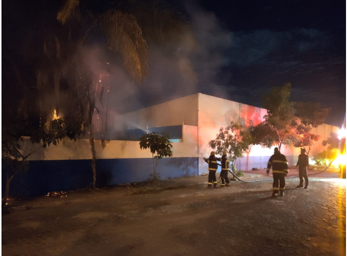 Incêndio atinge área externa de Secretaria Municipal de Saúde de Bom Jesus da Lapa