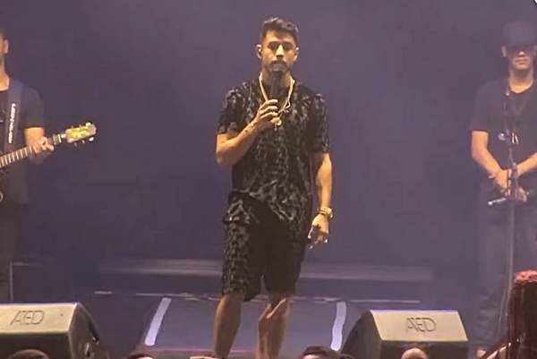 Bahia: Kevi Jonny interrompe show e chama polícia após ameaça de morte