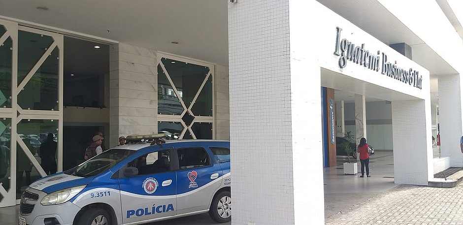 Gerente de loja em Livramento é baleado durante assalto em hotel no Caminho das Árvores, em Salvador 