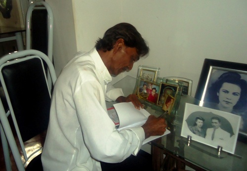 Caculé: Escritor recebe prêmio literário