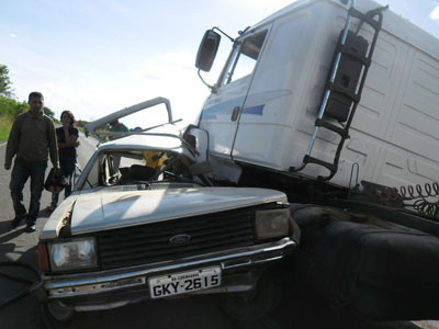 Carreta passa por cima de carro e motorista escapa por milagre na BR-030.