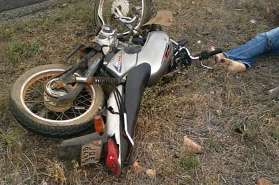 Dom Basílio: Casal em moto é arremessado por caminhão, homem está em estado grave