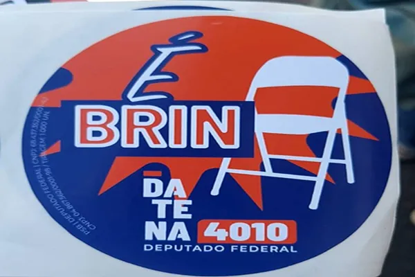 Campanha de Datena distribui adesivo com cadeira e candidato manda recolher material
