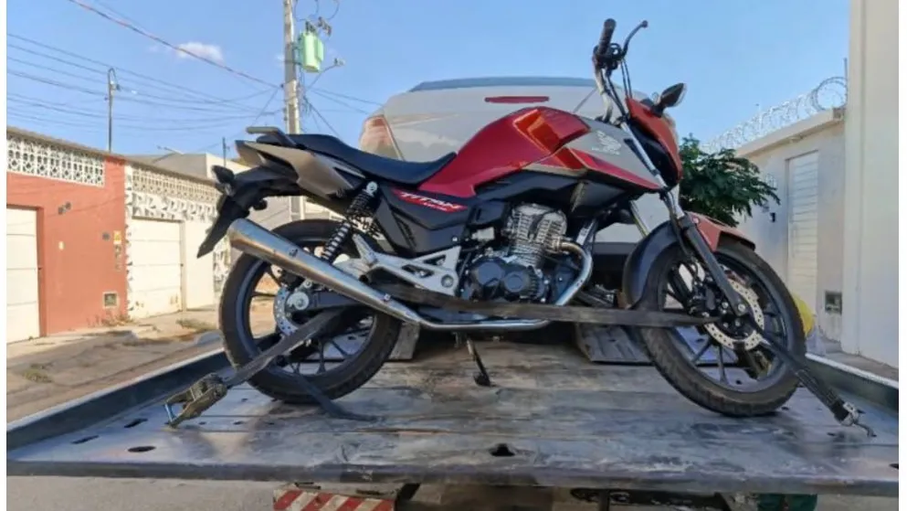 Fim da farra! PM apreende moto irregular após "grau" em Guanambi