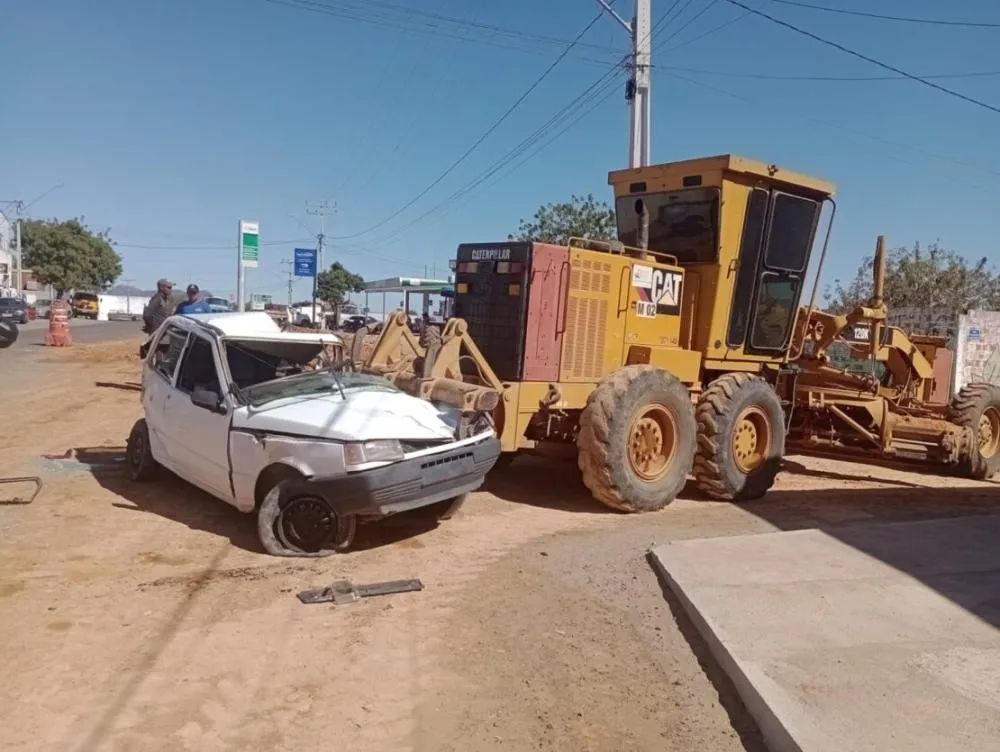 Carro é prensado entre patrol e caminhão-pipa durante obra em Guanambi