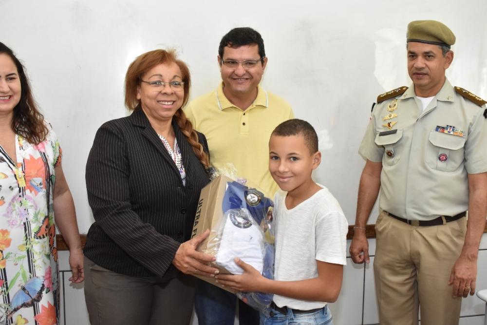 Prefeitura de Guanambi entrega fardamento aos alunos da disciplina militar