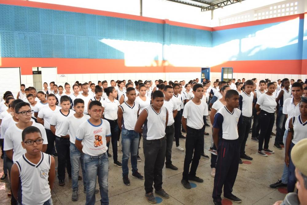 Prefeitura de Guanambi entrega fardamento aos alunos da disciplina militar