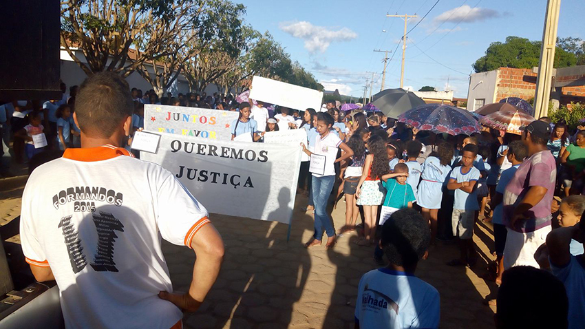 Malhada: em protesto a agressão contra estudante, alunos fazem passeata no distrito de Canabrava