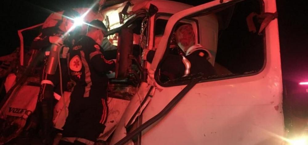 Homem é resgatado de ferragens após acidente envolvendo duas carretas em LEM