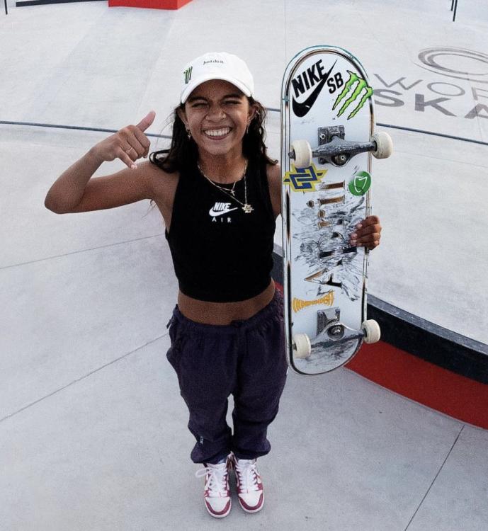 Rayssa Leal vence torneio nos Emirados Árabes e se torna campeã mundial de skate street