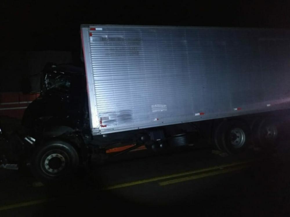 Acidente entre caminhão e carreta deixa uma pessoa ferida na BR-030 em Guanambi