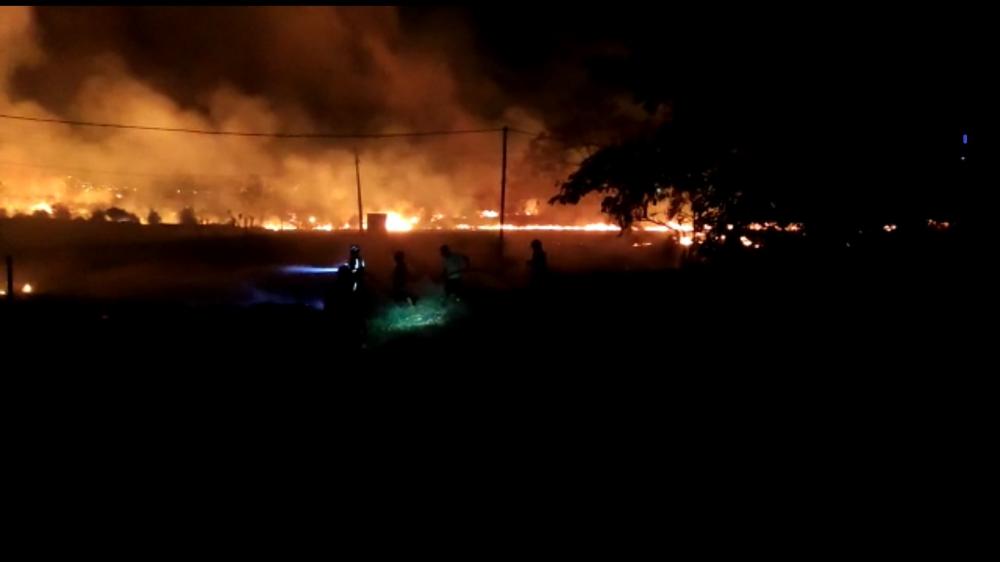 Bombeiros debelam incêndio na BR-122 em Guanambi