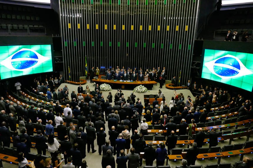 Senadores começam a analisar reforma trabalhista