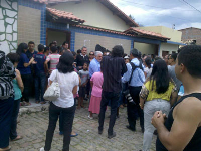 Tumulto e comoção na chegada do governador ao velório do prefeito e primeira-dama de Jussiape
