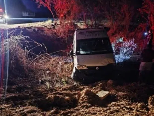Micro-ônibus cai em barranco após motorista perder controle no Trevo de Iuiú