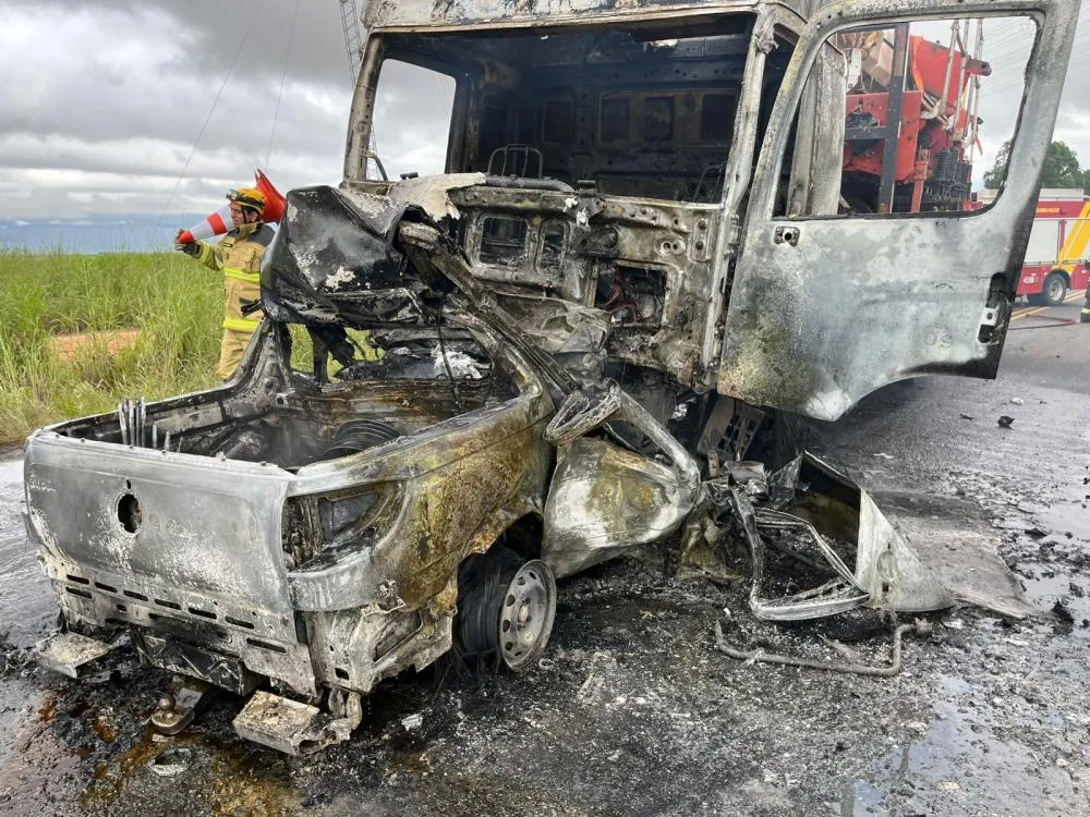 Homem morre carbonizado após colisão frontal entre carro e caminhão na BR-349, em Correntina