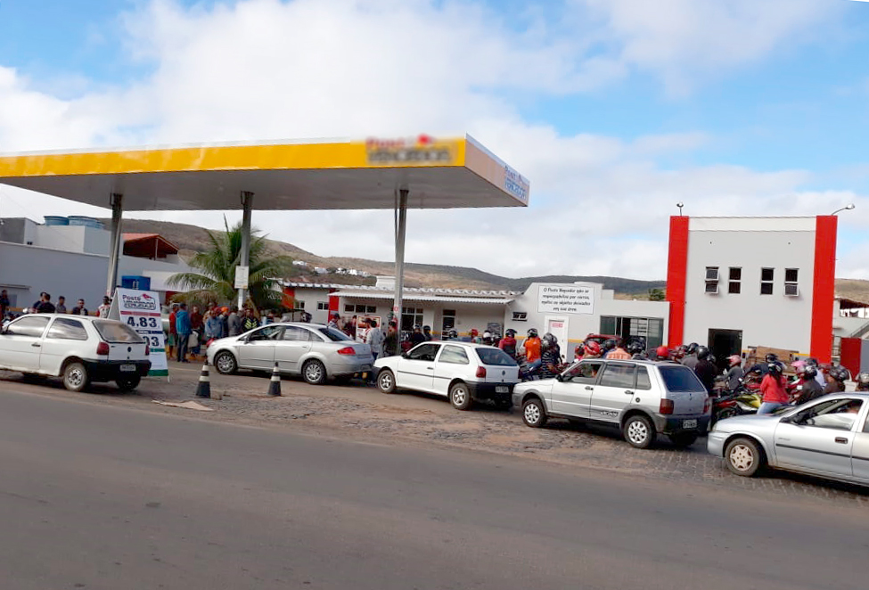 Caetité: Postos recebem combustíveis e motoristas formam filas para abastecer