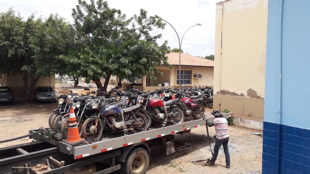 Guanambi: Veículos acumulados na sede da 22ª Coorpin estão sendo removidos para o pátio da Guatrans