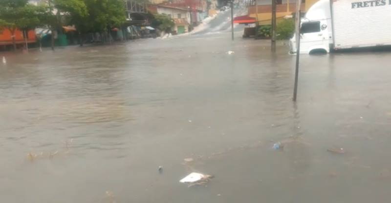 Tempestades interditam rodovias de municípios 'ilhados' na Bahia