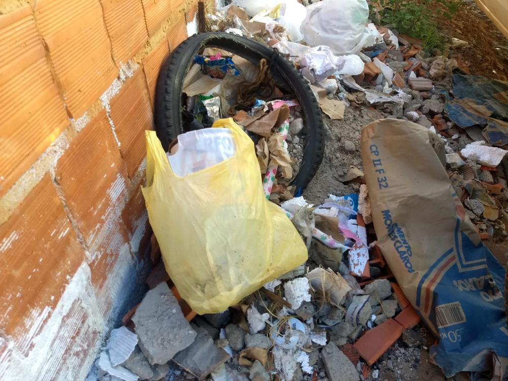 Caetité: moradores da Travessa Casemiro de Abreu denunciam depósito de lixo e entulho na via 