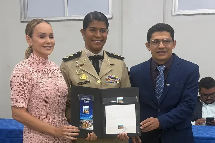 Selo comemorativo dos 107 anos de Guanambi homenageia comandante do 17º BPM