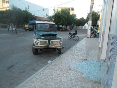Bandidos usam carro para arrombar porta e roubar funerária em Carinhanha