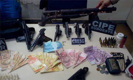 CAESG apreende 07 armas de fogo, cocaína e mais de 10mil reais. 03 indivíduos foram presos