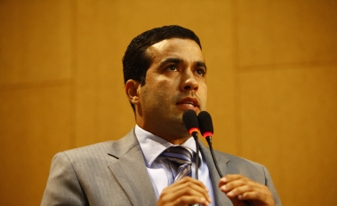 Governo manobra na Assembleia para dar “golpe” em professores, diz deputado