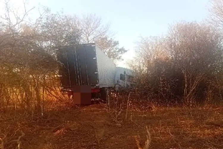 Caminhão sai da pista e motorista fica ferido em Urandi