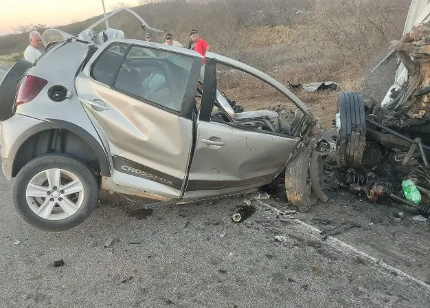Região: Dois morrem em colisão entre carro e caminhão na BA‑142