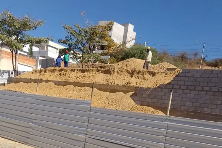 Muro de contenção desaba durante obra de praça em Caetité