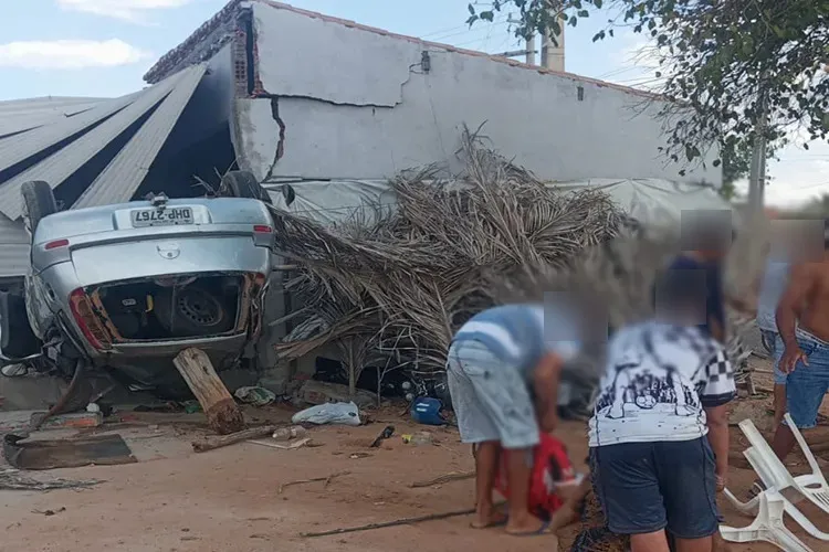 Carro desgovernado invade comércio e deixa oito feridos na zona rural de Macaúbas