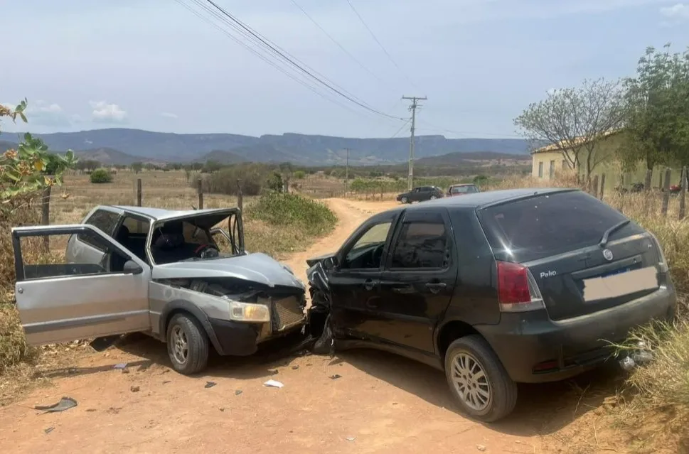 Colisão entre carros deixa três feridos na zona rural de Guanambi