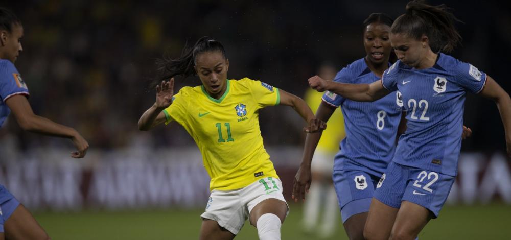 Em jogo duro, Brasil perde para a França na Copa Feminina e deixa disputa por vaga para última rodada