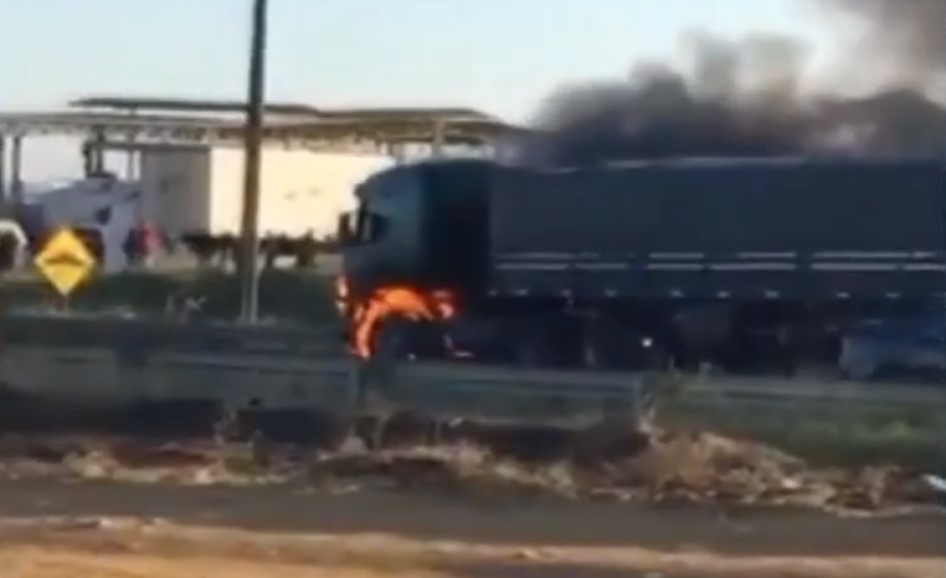 Região: Carreta carregada de ureia pega fogo e fica parcialmente destruída