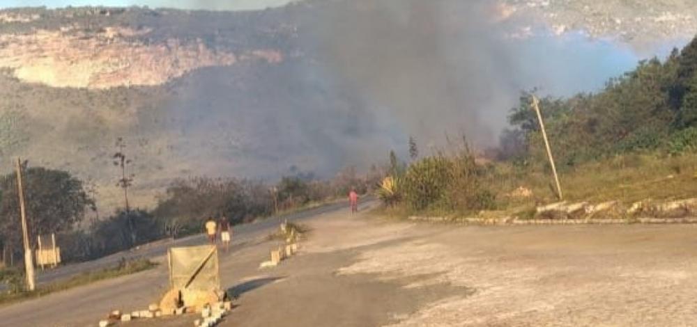 Incêndio avança no morro do Pai Inácio e desespera moradores na cidade de Lençóis