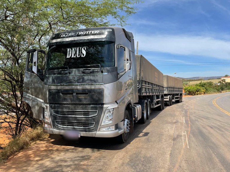 Carga irregular de 50 toneladas de farinha de trigo é apreendida em Urandi