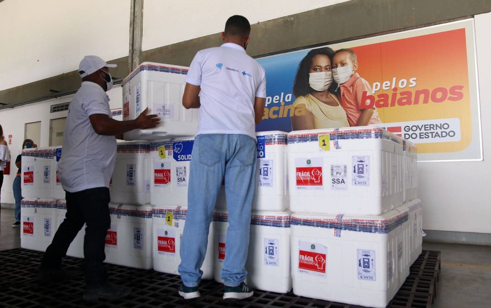 Com atraso e quantidade reduzida, Bahia recebe 396 mil doses de vacina contra Covid-19