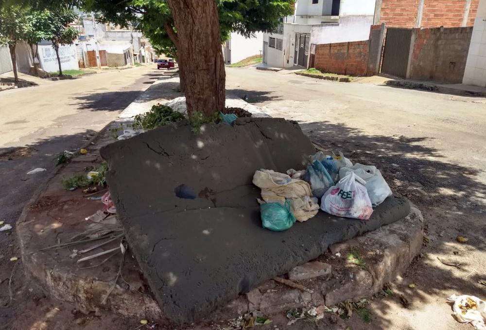Caetité: moradores do Bairro Ovídio Teixeira denunciam depósito de lixo em horários diferentes da coleta 