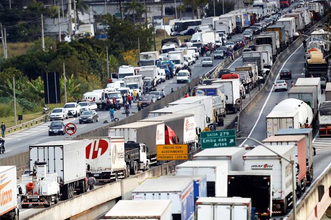 Na Bahia, caminhoneiros aguardam sinalização da CNTA para aderir à greve