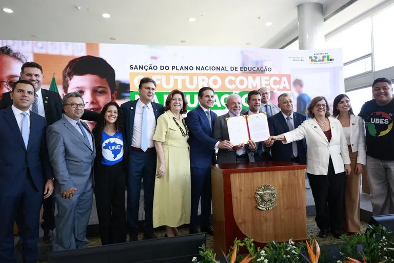 Lula sanciona novo Plano Nacional de Educação