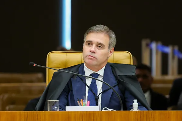 Mendonça apresenta notas de R$ 26,4 mil após suspeita de que teve terno bancado por lobista do Master
